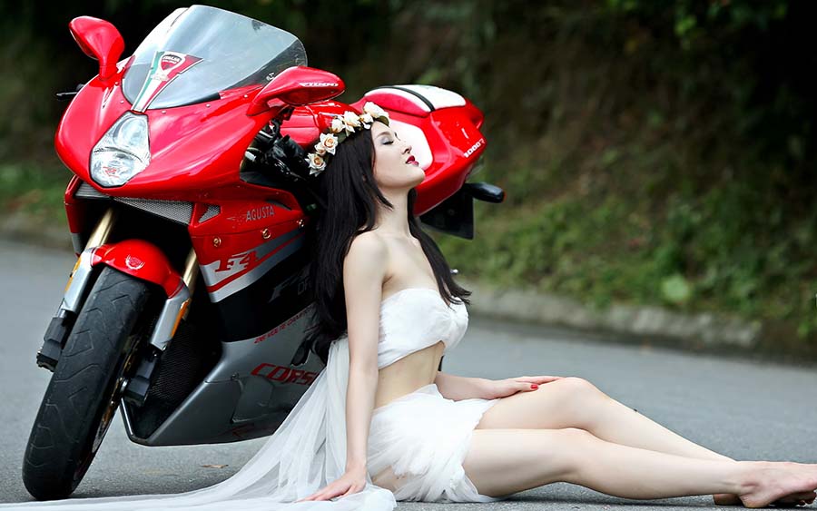 Beautiful girls and motorcycles in Changwon